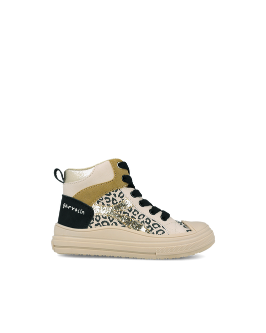 Ζεύγος από παιδικά μποτάκια Garvalin με leopard pattern, μαύρα κορδόνια και χρυσές λεπτομέρειες σε γωνιακή προβολή.