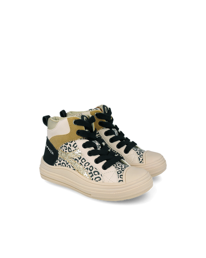 Ζεύγος από παιδικά μποτάκια Garvalin με leopard pattern, μαύρα κορδόνια και χρυσές λεπτομέρειες σε γωνιακή προβολή.