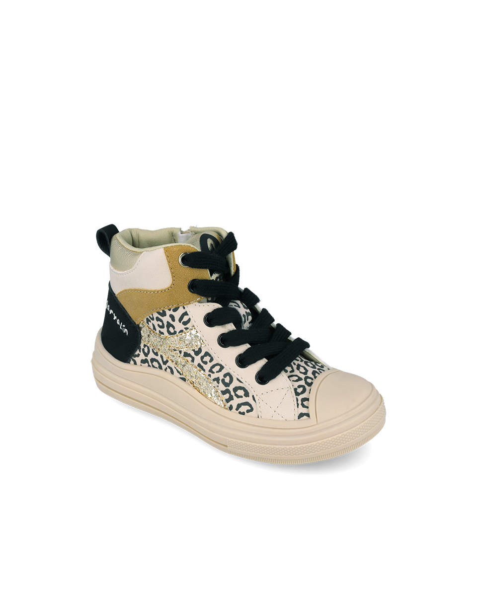 Ζεύγος από παιδικά μποτάκια Garvalin με leopard pattern, μαύρα κορδόνια και χρυσές λεπτομέρειες σε γωνιακή προβολή.