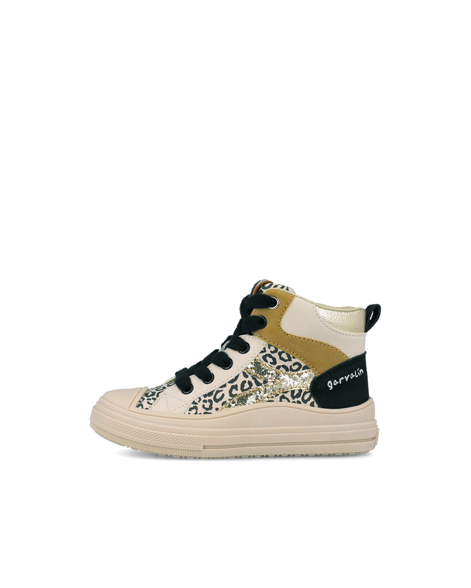 Ζεύγος από παιδικά μποτάκια Garvalin με leopard pattern, μαύρα κορδόνια και χρυσές λεπτομέρειες σε γωνιακή προβολή.