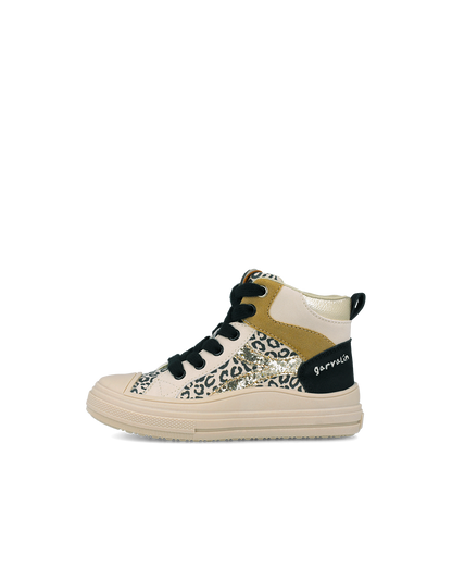 Ζεύγος από παιδικά μποτάκια Garvalin με leopard pattern, μαύρα κορδόνια και χρυσές λεπτομέρειες σε γωνιακή προβολή.