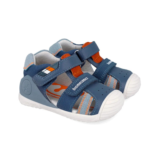 Λεπτομέρεια από το κλείσιμο με σκρατς και την ενισχυμένη φτέρνα στο μπλε βρεφικό πέδιλο.