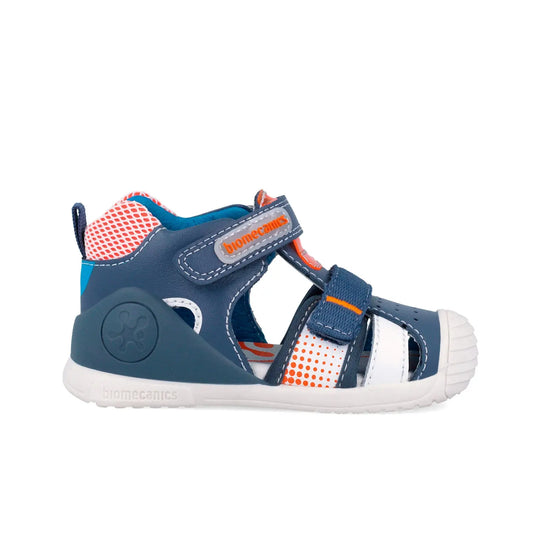 Βρεφικό παπουτσοπέδιλο Biomecanics για αγόρι σε μπλε χρώμα με ανατομικό σχεδιασμό.