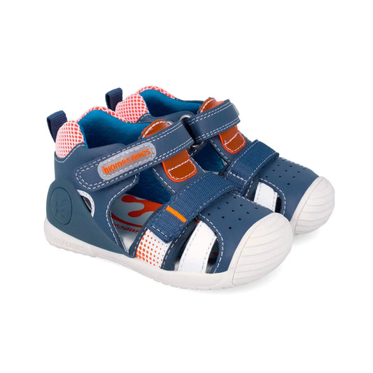 Λεπτομέρεια από την ενισχυμένη μύτη και το κλείσιμο με σκρατς στο μπλε παπουτσοπέδιλο.