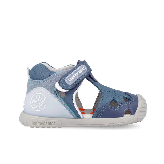 Βρεφικό παπουτσοπέδιλο Biomecanics για αγόρι σε μπλε και γαλάζιο χρώμα.