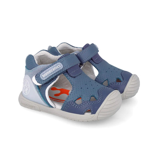 Η μπροστινή όψη του παπουτσοπέδιλου Biomecanics με την ενισχυμένη προστασία δακτύλων.