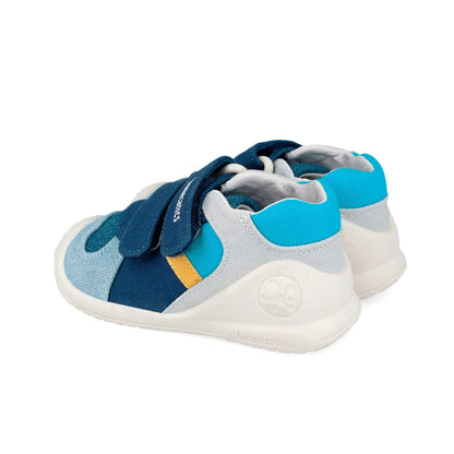 Βρεφικά sneakers Biomecanics για αγόρι με ανατομική σόλα και κλείσιμο βελκρό.