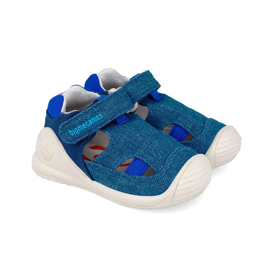 Βρεφικό παπουτσοπέδιλο Biomecanics για αγόρι με ανατομική σόλα και κλείσιμο βελκρό.