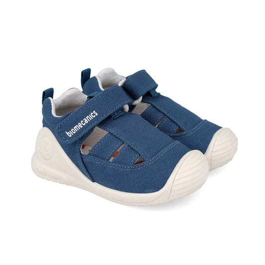 Βρεφικό παπουτσοπέδιλο Biomecanics για αγόρι σε μπλε μαρέν χρώμα με ανατομική σόλα.