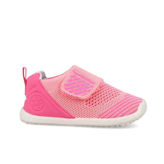 Βρεφικό sneaker Biomecanics για κορίτσι με ανατομική σόλα και κλείσιμο σκρατς.