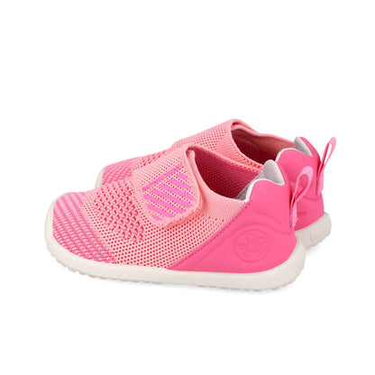 Βρεφικό sneaker Biomecanics για κορίτσι με ανατομική σόλα και κλείσιμο σκρατς.