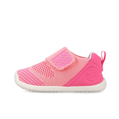 Βρεφικό sneaker Biomecanics για κορίτσι με ανατομική σόλα και κλείσιμο σκρατς.
