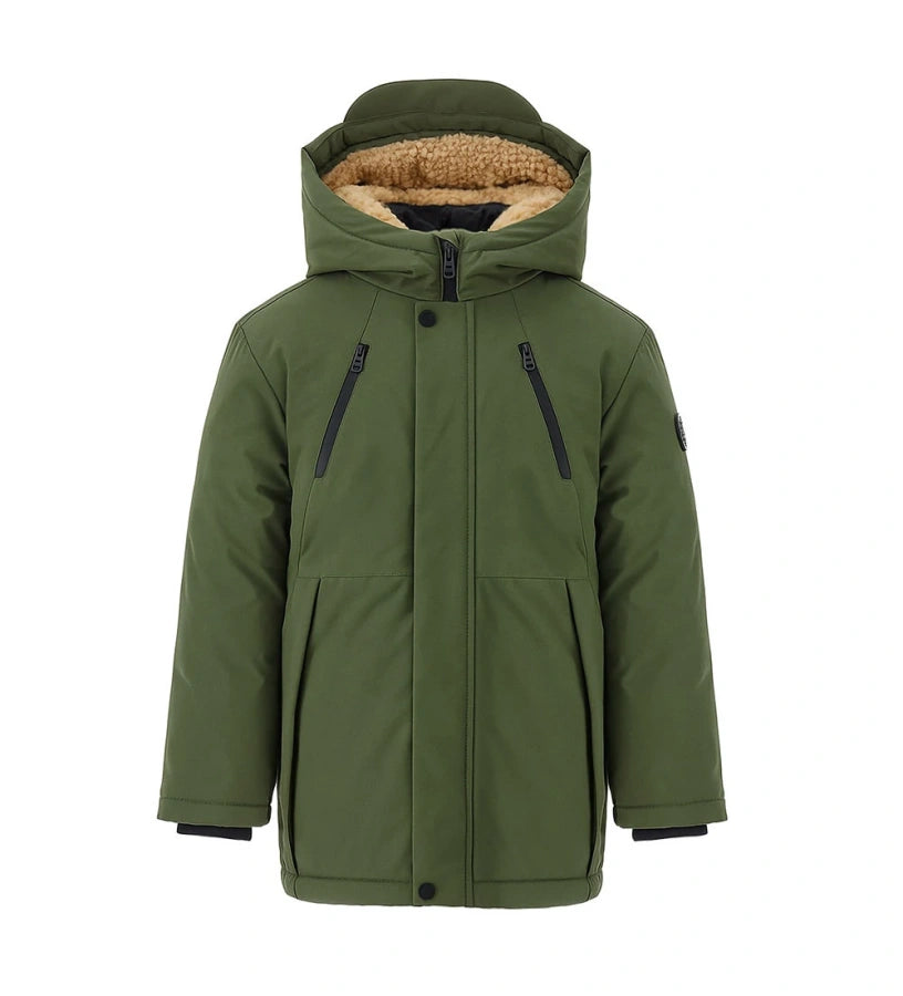 Καπιτονέ μπουφάν τύπου parka από νάιλον με κουκούλα από οικολογική γούνα και αντίθετη εσωτερική φόδρα. Κλείσιμο με φερμουάρ και κουμπιά-σούστες, ριμπ μανίκια για μέγιστη άνεση.