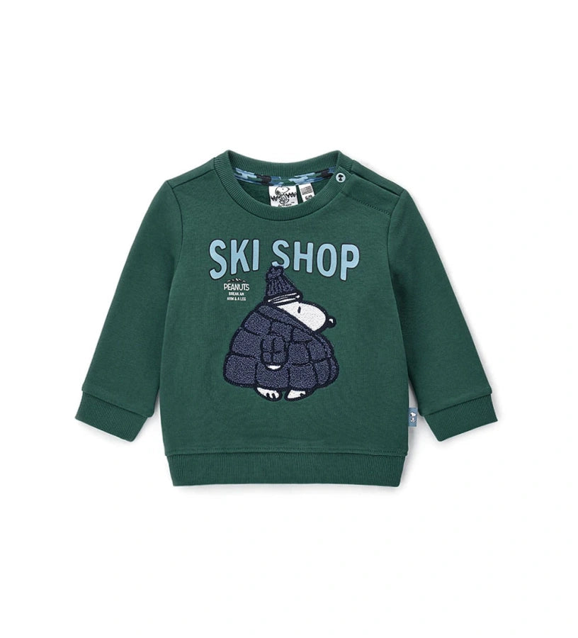 Πράσινο παιδικό φούτερ Peanuts από ζεστό βαμβάκι, με στρογγυλή λαιμόκοψη, τύπωμα και κέντημα στο μπροστινό μέρος, καθώς και ριμπ τελειώματα για άνετη εφαρμογή. Για τα μεγέθη έως 2–3 ετών διαθέτει πρακτικό άνοιγμα με κουμπιά-σούστες για μεγαλύτερη ευκολία στο ντύσιμο. Ένα χαριτωμένο και μοντέρνο κομμάτι για τις καθημερινές εμφανίσεις των παιδιών.