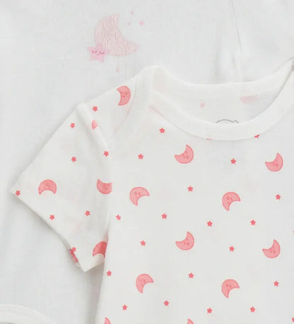 Σετ δύο βρεφικών κορμακιών costina από 100% βαμβάκι σε απαλές αποχρώσεις

Βρεφικό body με στάμπα all over από βαμβάκι costina

Βρεφικό κορμάκι με cartoon στάμπα στο μπροστινό μέρος

Λεπτομέρεια κουμπιών στο καβάλο σε βρεφικό κορμάκι