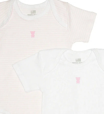 Σετ δύο βρεφικών κορμακιών κοντομάνικων από βαμβάκι costina

Βρεφικό body μονόχρωμο παστέλ με κεντημένο αρκουδάκι

Ριγέ βρεφικό κορμάκι κοντομάνικο από βαμβάκι

Λεπτομέρεια κουμπιών στο καβάλο σε βρεφικό κορμάκι