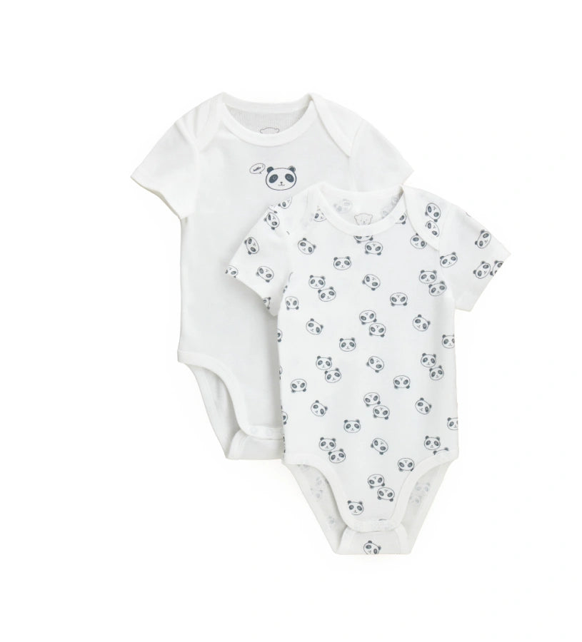 Σετ δύο κοντομάνικων κορμάκια από βαμβακερό ύφασμα ριπ, με απαλά ραψίματα στο ίδιο χρώμα και κλείσιμο στο κάτω μέρος με τρία κουμπιά-σούστες. Το ένα κορμάκι είναι μονόχρωμο με τύπωμα cartoon σε αντίθεση στο μπροστινό μέρος, ενώ το άλλο διακοσμείται με διακριτικό all-over τύπωμα σε τόνους του ίδιου χρώματος. Ένα πρακτικό και άνετο σετ, ιδανικό για την καθημερινότητα του μωρού.