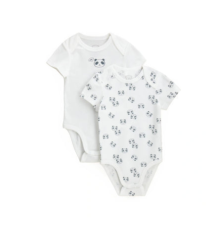 Σετ δύο κοντομάνικων κορμάκια από βαμβακερό ύφασμα ριπ, με απαλά ραψίματα στο ίδιο χρώμα και κλείσιμο στο κάτω μέρος με τρία κουμπιά-σούστες. Το ένα κορμάκι είναι μονόχρωμο με τύπωμα cartoon σε αντίθεση στο μπροστινό μέρος, ενώ το άλλο διακοσμείται με διακριτικό all-over τύπωμα σε τόνους του ίδιου χρώματος. Ένα πρακτικό και άνετο σετ, ιδανικό για την καθημερινότητα του μωρού.