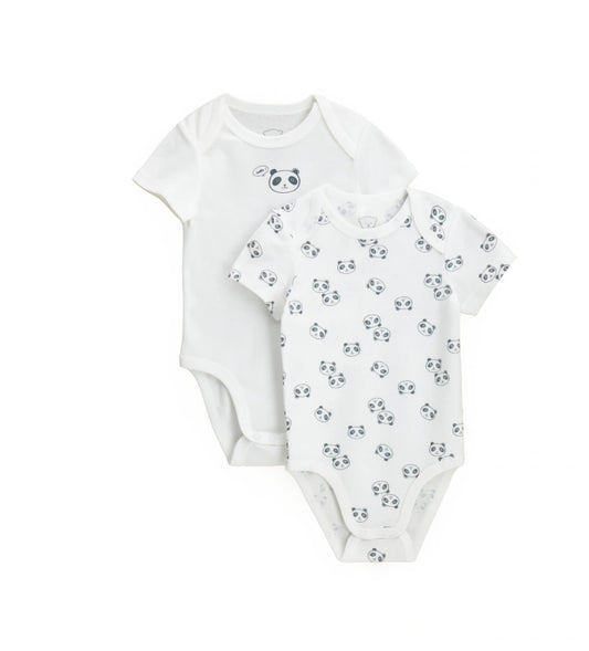Σετ δύο κοντομάνικων κορμάκια από βαμβακερό ύφασμα ριπ, με απαλά ραψίματα στο ίδιο χρώμα και κλείσιμο στο κάτω μέρος με τρία κουμπιά-σούστες. Το ένα κορμάκι είναι μονόχρωμο με τύπωμα cartoon σε αντίθεση στο μπροστινό μέρος, ενώ το άλλο διακοσμείται με διακριτικό all-over τύπωμα σε τόνους του ίδιου χρώματος. Ένα πρακτικό και άνετο σετ, ιδανικό για την καθημερινότητα του μωρού.