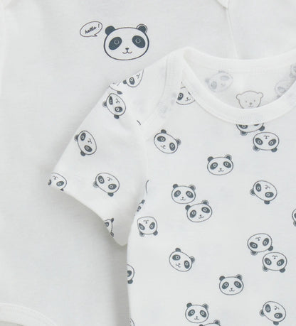 Σετ δύο κοντομάνικων κορμάκια από βαμβακερό ύφασμα ριπ, με απαλά ραψίματα στο ίδιο χρώμα και κλείσιμο στο κάτω μέρος με τρία κουμπιά-σούστες. Το ένα κορμάκι είναι μονόχρωμο με τύπωμα cartoon σε αντίθεση στο μπροστινό μέρος, ενώ το άλλο διακοσμείται με διακριτικό all-over τύπωμα σε τόνους του ίδιου χρώματος. Ένα πρακτικό και άνετο σετ, ιδανικό για την καθημερινότητα του μωρού.