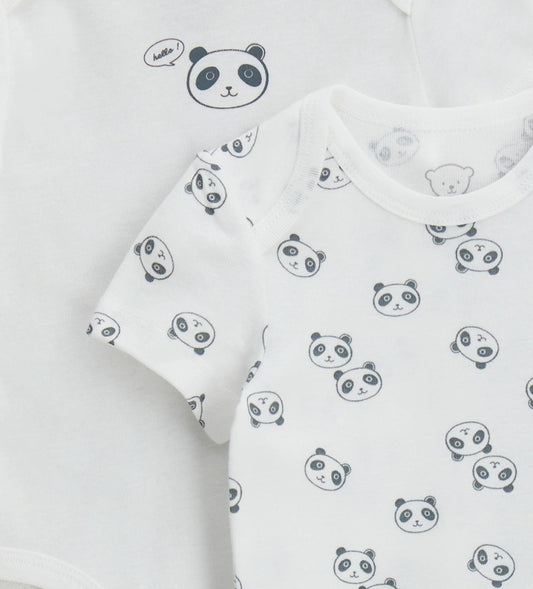 Σετ δύο κοντομάνικων κορμάκια από βαμβακερό ύφασμα ριπ, με απαλά ραψίματα στο ίδιο χρώμα και κλείσιμο στο κάτω μέρος με τρία κουμπιά-σούστες. Το ένα κορμάκι είναι μονόχρωμο με τύπωμα cartoon σε αντίθεση στο μπροστινό μέρος, ενώ το άλλο διακοσμείται με διακριτικό all-over τύπωμα σε τόνους του ίδιου χρώματος. Ένα πρακτικό και άνετο σετ, ιδανικό για την καθημερινότητα του μωρού.