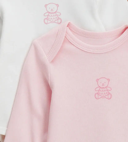 Σετ δύο βρεφικών κορμακιών interlock βαμβακερά ροζ και λευκό

Βρεφικό κορμάκι με μακρύ μανίκι και κεντημένο αρκουδάκι

Λεπτομέρεια κεντήματος σε βαμβακερό βρεφικό body

Κουμπιά στο καβάλο σε βρεφικό κορμάκι για εύκολη αλλαγή