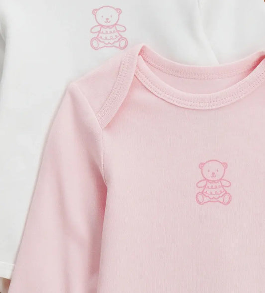 Σετ δύο βρεφικών κορμακιών interlock βαμβακερά ροζ και λευκό

Βρεφικό κορμάκι με μακρύ μανίκι και κεντημένο αρκουδάκι

Λεπτομέρεια κεντήματος σε βαμβακερό βρεφικό body

Κουμπιά στο καβάλο σε βρεφικό κορμάκι για εύκολη αλλαγή