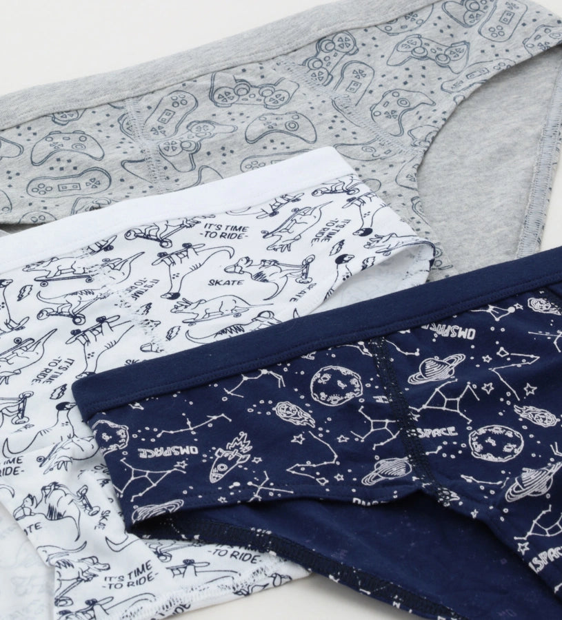 Παιδικό σλιπ σε τρία διαφορετικά σχέδια, με ψηλή ελαστική μέση για άνετη και σταθερή εφαρμογή.