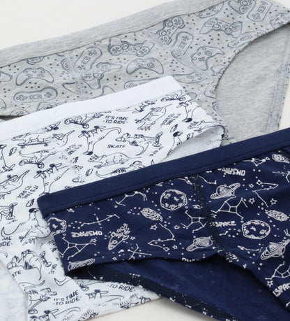 Παιδικό σλιπ σε τρία διαφορετικά σχέδια, με ψηλή ελαστική μέση για άνετη και σταθερή εφαρμογή.