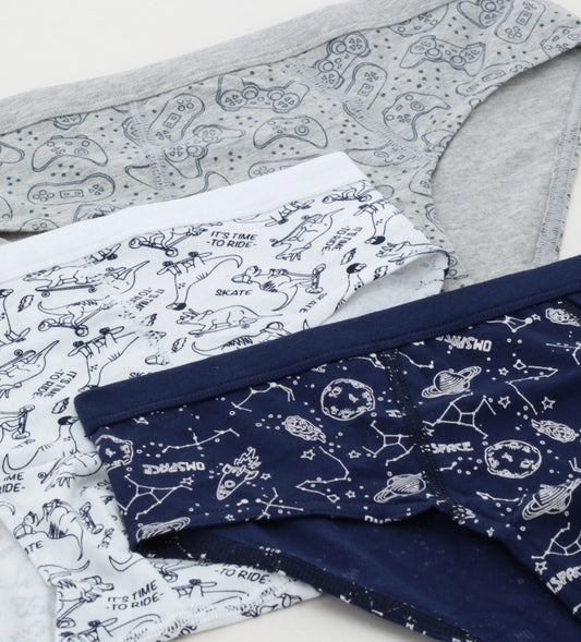 Παιδικό σλιπ σε τρία διαφορετικά σχέδια, με ψηλή ελαστική μέση για άνετη και σταθερή εφαρμογή.