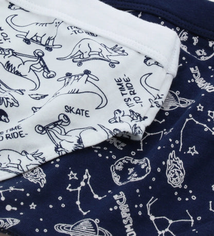 Παιδικό σλιπ σε τρία διαφορετικά σχέδια, με ψηλή ελαστική μέση για άνετη και σταθερή εφαρμογή.