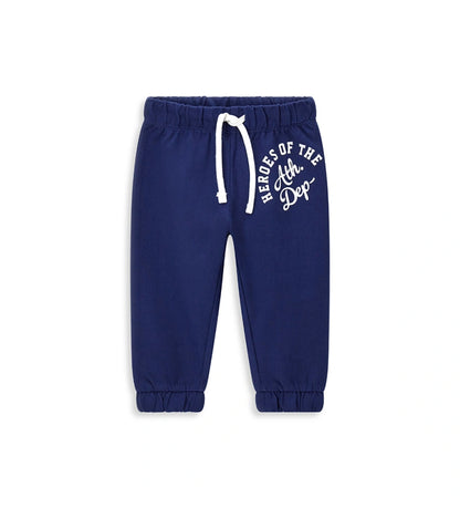 Παιδικό παντελόνι σε μπλε χρώμα από ελαστικό βαμβακερό fleece, ιδανικό για καθημερινή άνεση. Διαθέτει ρυθμιζόμενη μέση με κορδόνι και διακριτικό τύπωμα στο μπροστινό μέρος. Ένα πρακτικό και μοντέρνο κομμάτι για κάθε παιδική εμφάνιση.