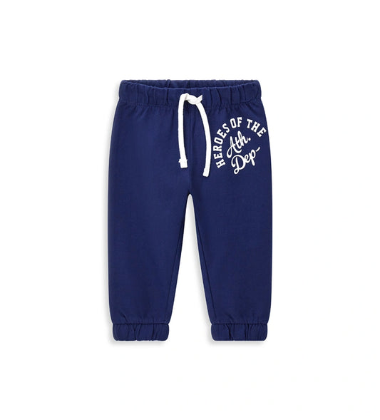 Παιδικό παντελόνι σε μπλε χρώμα από ελαστικό βαμβακερό fleece, ιδανικό για καθημερινή άνεση. Διαθέτει ρυθμιζόμενη μέση με κορδόνι και διακριτικό τύπωμα στο μπροστινό μέρος. Ένα πρακτικό και μοντέρνο κομμάτι για κάθε παιδική εμφάνιση.