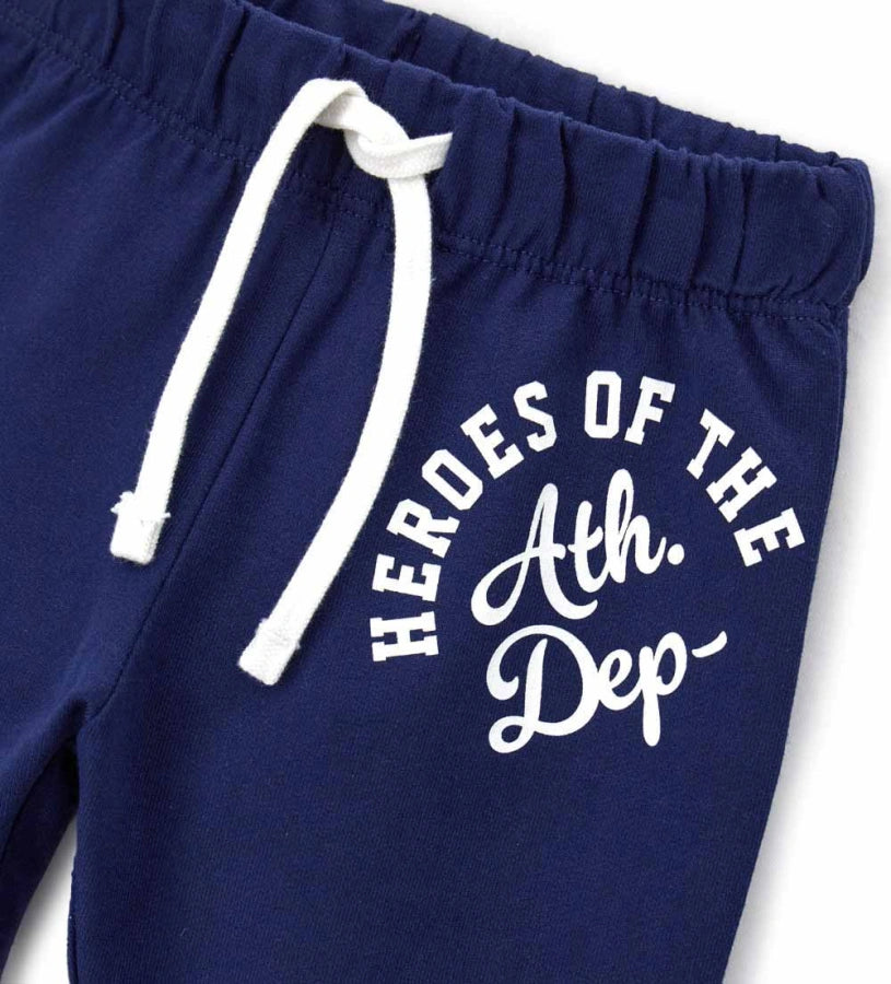 Παιδικό παντελόνι σε μπλε χρώμα από ελαστικό βαμβακερό fleece, ιδανικό για καθημερινή άνεση. Διαθέτει ρυθμιζόμενη μέση με κορδόνι και διακριτικό τύπωμα στο μπροστινό μέρος. Ένα πρακτικό και μοντέρνο κομμάτι για κάθε παιδική εμφάνιση.