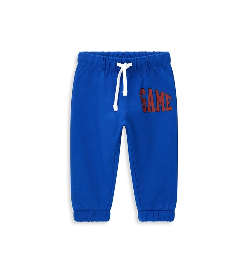 Παιδικό παντελόνι σε μπλε ανοιχτό χρώμα από ελαστικό βαμβακερό fleece, ιδανικό για καθημερινή άνεση. Διαθέτει ρυθμιζόμενη μέση με κορδόνι και διακριτικό τύπωμα στο μπροστινό μέρος. Άνετο, πρακτικό και μοντέρνο, ιδανικό για κάθε περίσταση.