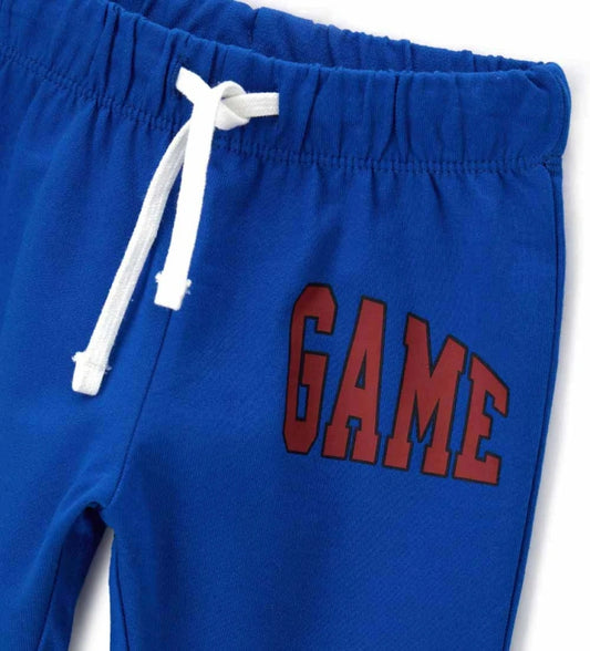 Παιδικό παντελόνι σε μπλε ανοιχτό χρώμα από ελαστικό βαμβακερό fleece, ιδανικό για καθημερινή άνεση. Διαθέτει ρυθμιζόμενη μέση με κορδόνι και διακριτικό τύπωμα στο μπροστινό μέρος. Άνετο, πρακτικό και μοντέρνο, ιδανικό για κάθε περίσταση.