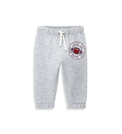 Παιδικό παντελόνι σε γκρι χρώμα από ελαστικό βαμβακερό fleece, ιδανικό για καθημερινή άνεση. Διαθέτει ρυθμιζόμενη μέση με κορδόνι και διακριτικό τύπωμα στο μπροστινό μέρος. Άνετο, πρακτικό και μοντέρνο, ιδανικό για κάθε περίσταση.