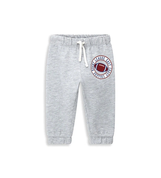 Παιδικό παντελόνι σε γκρι χρώμα από ελαστικό βαμβακερό fleece, ιδανικό για καθημερινή άνεση. Διαθέτει ρυθμιζόμενη μέση με κορδόνι και διακριτικό τύπωμα στο μπροστινό μέρος. Άνετο, πρακτικό και μοντέρνο, ιδανικό για κάθε περίσταση.