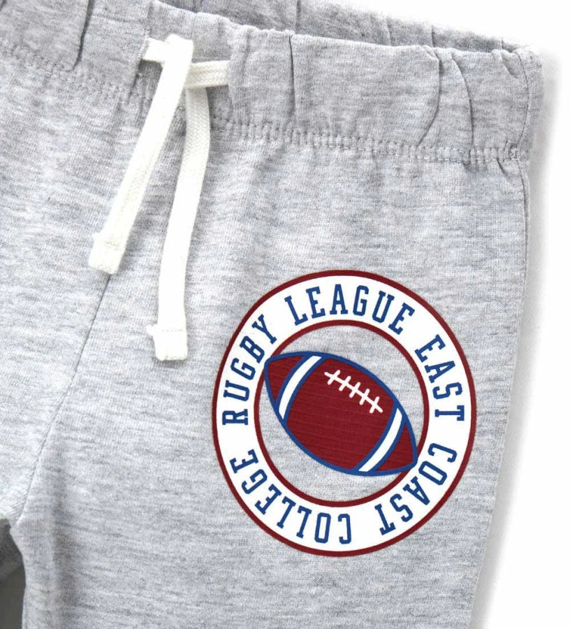 Παιδικό παντελόνι σε γκρι χρώμα από ελαστικό βαμβακερό fleece, ιδανικό για καθημερινή άνεση. Διαθέτει ρυθμιζόμενη μέση με κορδόνι και διακριτικό τύπωμα στο μπροστινό μέρος. Άνετο, πρακτικό και μοντέρνο, ιδανικό για κάθε περίσταση.