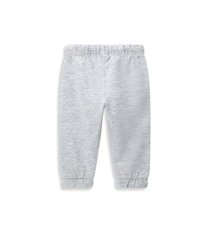 Παιδικό παντελόνι σε γκρι χρώμα από ελαστικό βαμβακερό fleece, ιδανικό για καθημερινή άνεση. Διαθέτει ρυθμιζόμενη μέση με κορδόνι και διακριτικό τύπωμα στο μπροστινό μέρος. Άνετο, πρακτικό και μοντέρνο, ιδανικό για κάθε περίσταση.