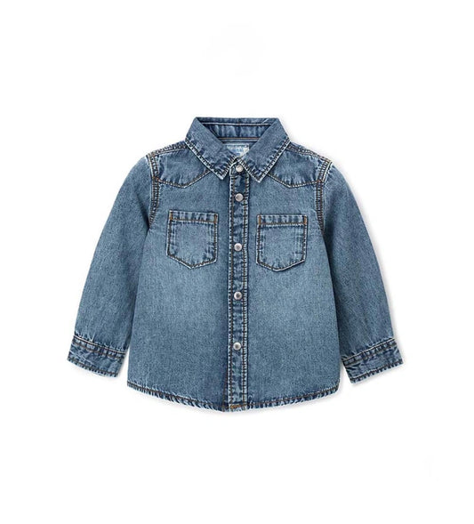 Παιδικό τζιν πουκάμισο για αγόρι σε ανοιχτό μπλε χρώμα με κουμπιά snap και τσέπες.