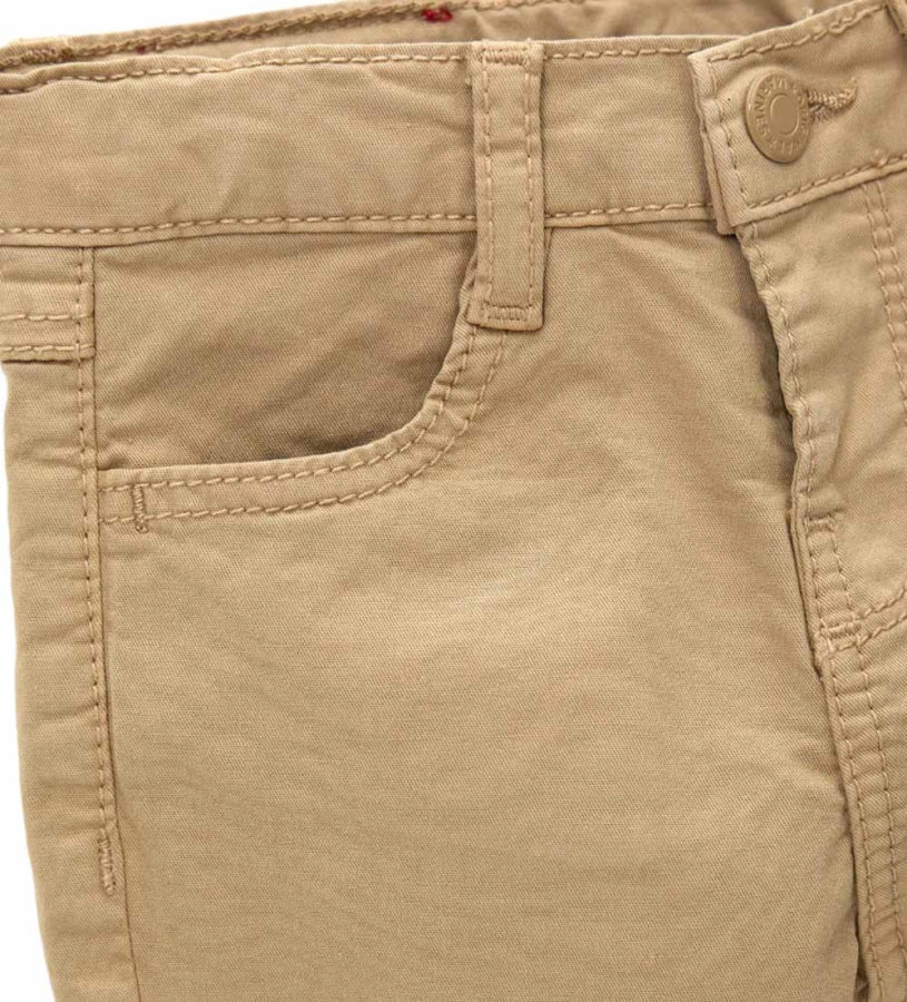 Παιδικό παντελόνι με τιράντες για αγόρι garment-dyed σε στυλ 5-pocket.