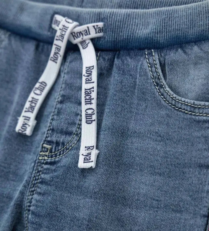 Κοντινό πλάνο στο ριμπ φινίρισμα της μέσης και το κορδόνι ρύθμισης του παιδικού τζιν Original Marines.