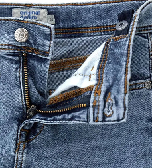 Λεπτομέρεια από το κούμπωμα και το κορδόνι ρύθμισης στο παιδικό denim παντελόνι.