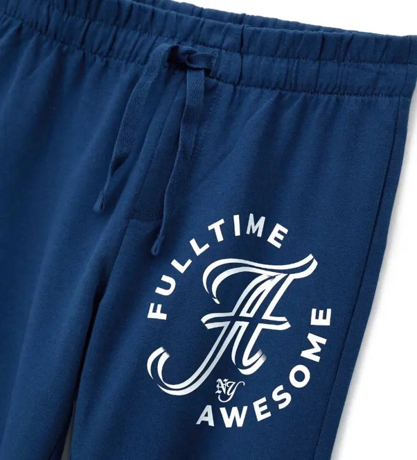 Λεπτομέρεια από το λάστιχο στους αστραγάλους και το τύπωμα στο παιδικό φούτερ παντελόνι.