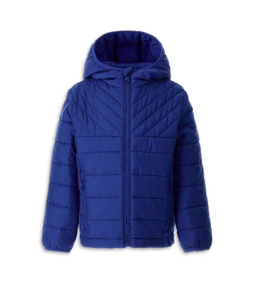 Παιδικό μπουφάν από καπιτονέ και επενδυμένο ripstop νάιλον με κουκούλα για άριστη προστασία από το κρύο. Διαθέτει άνοιγμα με φερμουάρ, τσέπες με φερμουάρ και ελαστικά τελειώματα για τέλεια εφαρμογή. Ένα ζεστό, πρακτικό και μοντέρνο κομμάτι για κάθε χειμερινή εμφάνιση.
