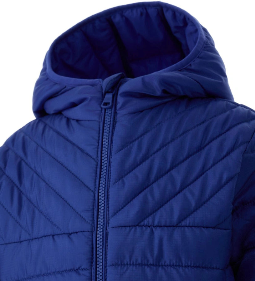 Παιδικό μπουφάν από καπιτονέ και επενδυμένο ripstop νάιλον με κουκούλα για άριστη προστασία από το κρύο. Διαθέτει άνοιγμα με φερμουάρ, τσέπες με φερμουάρ και ελαστικά τελειώματα για τέλεια εφαρμογή. Ένα ζεστό, πρακτικό και μοντέρνο κομμάτι για κάθε χειμερινή εμφάνιση.