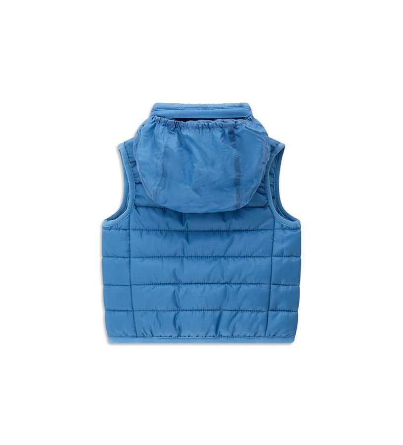 Παιδικό καπιτονέ γιλέκο από ανθεκτικό ripstop νάιλον με αποσπώμενη κουκούλα για μεγαλύτερη ευελιξία. Διαθέτει άνοιγμα με φερμουάρ, τσέπες με φερμουάρ και ελαστικά τελειώματα για άνετη εφαρμογή. Ιδανικό για layering τις πιο δροσερές μέρες, συνδυάζει πρακτικότητα και στυλ σε κάθε εμφάνιση.