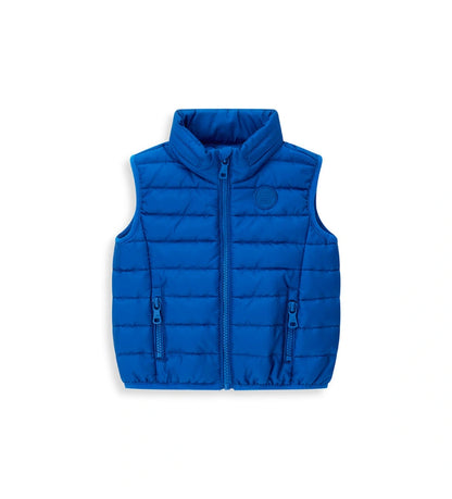 Παιδικό καπιτονέ γιλέκο από ανθεκτικό ripstop νάιλον με αποσπώμενη κουκούλα για μεγαλύτερη ευελιξία. Διαθέτει άνοιγμα με φερμουάρ, τσέπες με φερμουάρ και ελαστικά τελειώματα για άνετη εφαρμογή. Ιδανικό για layering τις πιο δροσερές μέρες, συνδυάζει πρακτικότητα και στυλ σε κάθε εμφάνιση.