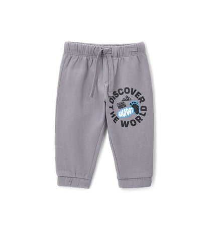 Γκρι παιδικό παντελόνι από ζεστό βαμβακερό fleece, ιδανικό για τις κρύες μέρες του χειμώνα. Διαθέτει ελαστική μέση με ρυθμιζόμενο κορδόνι, λάστιχο στο τελείωμα και πλαϊνό τύπωμα. Άνετο και πρακτικό, συνδυάζει στυλ και λειτουργικότητα για κάθε καθημερινή εμφάνιση.